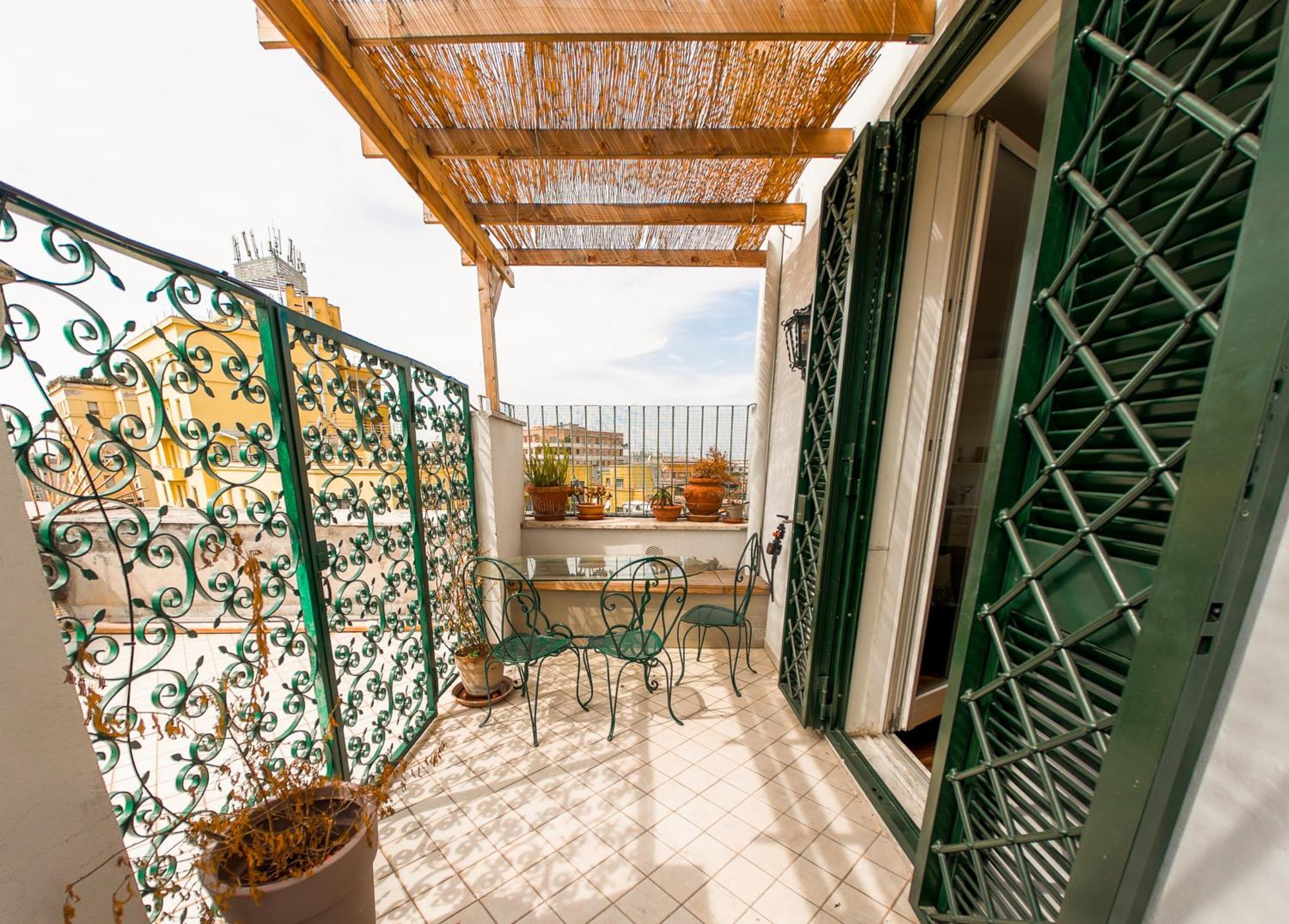 Stunning 3-bedroom Penthouse Rom